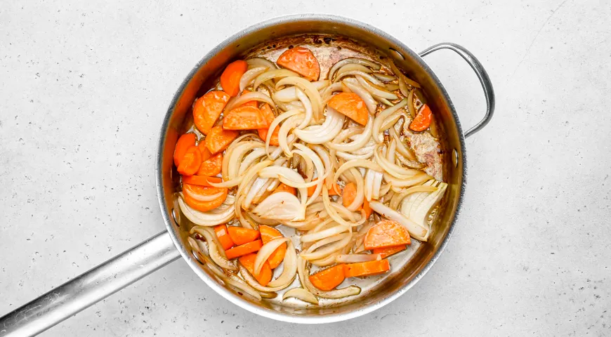 Баранина с картошкой и овощами на сковороде