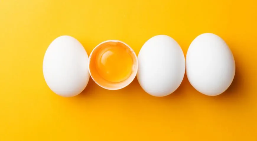 Как разбить сырые яйца