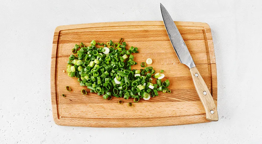 Салат из зеленого лука с яйцом, огурцом и сметаной