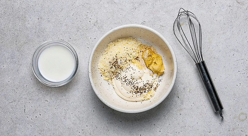 Зеленый салат с грушей, беконом и сыром