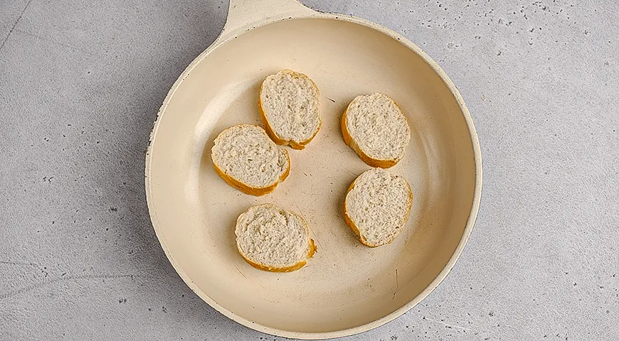 Брускетта с вареной колбасой, айоли и фисташками