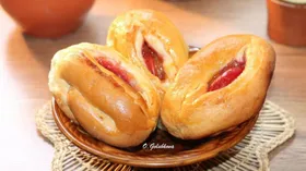 Пирожки открытые со сливой и корицей