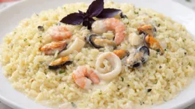 Рис с морепродуктами в сливочном соусе