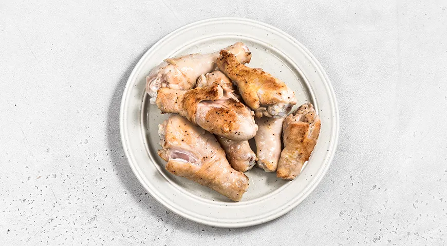 Куриные ножки в томатно-сметанном соусе на сковороде