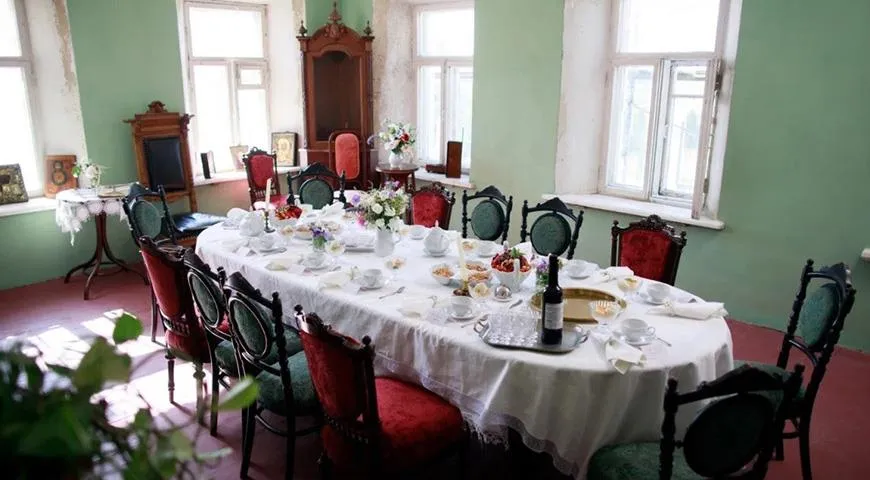 Все главное в доме происходило за большим столом (фото Александра Уварова)