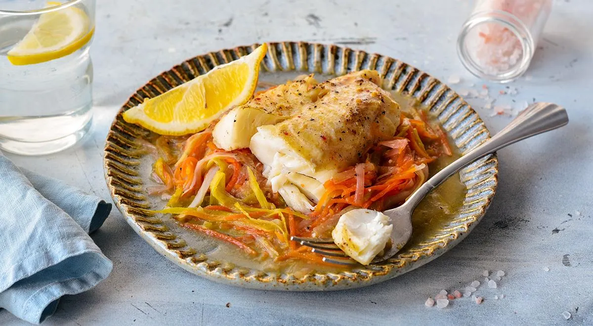 Треска с морковью и пореем