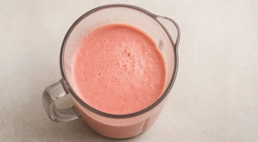 Клубничное мороженое с молоком