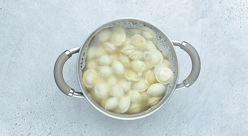 Пельмени с грибным соусом и трюфельным маслом