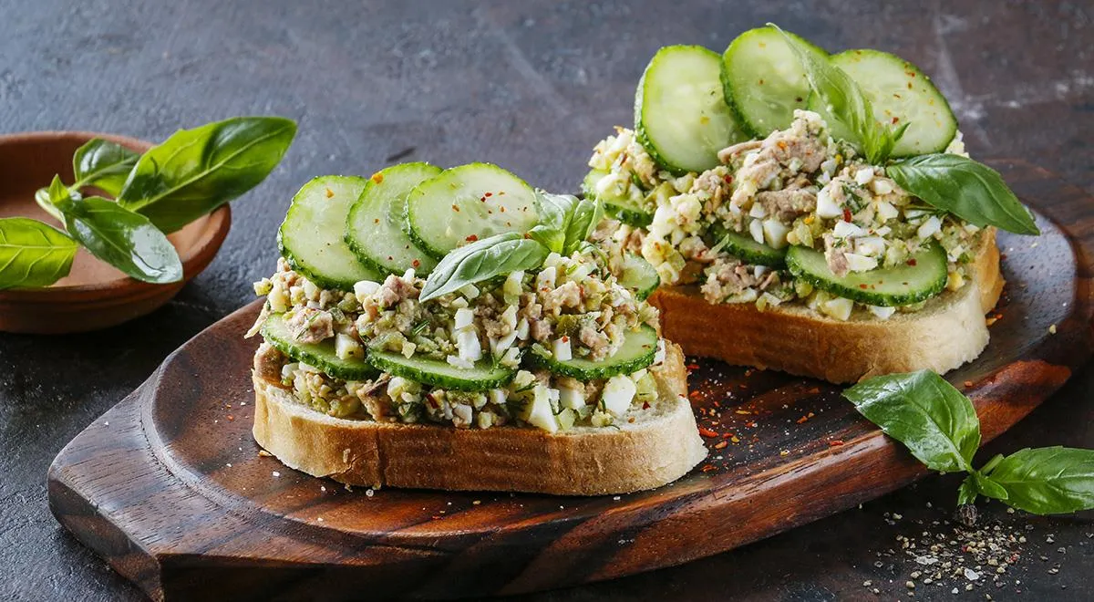 Салат с печенью трески, солеными огурцами и картошкой