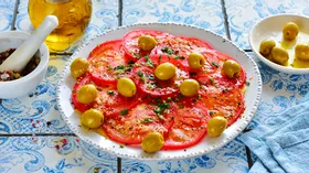 Испанская закуска из помидоров и оливок, рецепт с орегано