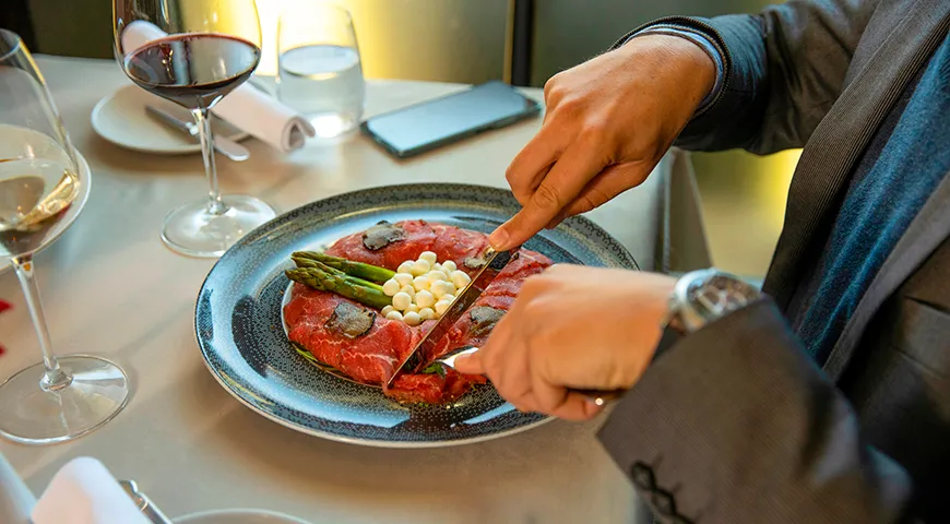 У говядины риск заражения вирусами и паразитами минимален, поэтому для карпаччо она считается одним из самых безопасных видов мяса