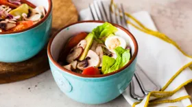 Салат из авакадо с шампиньонами и перепелиными яйцами