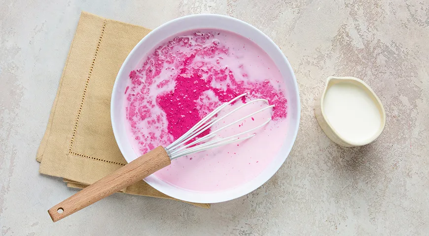 Свекольные блинчики с курицей и салатом из авокадо