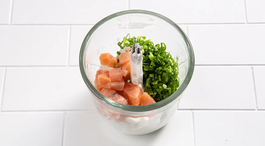 Канапе с творожным сыром, авокадо, красной рыбой и икрой