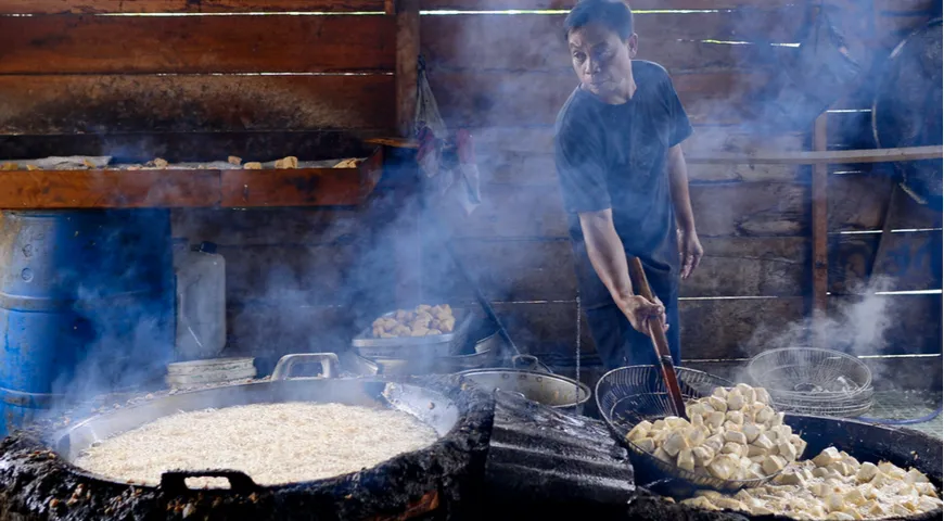 Приготовление стритфуда из тофу на рынке в Палопо, Индонезия