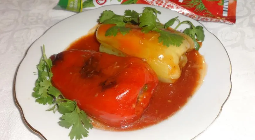 Перец с начинкой в томатно-чесночной подливе
