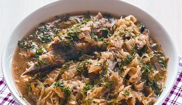 Щи из кислой капусты с ребрышками
