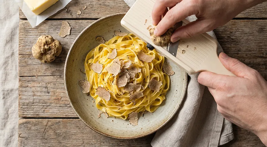 Белый и черный трюфель сильно отличаются по аромату, вкусу, способу использования в кулинарии и цене