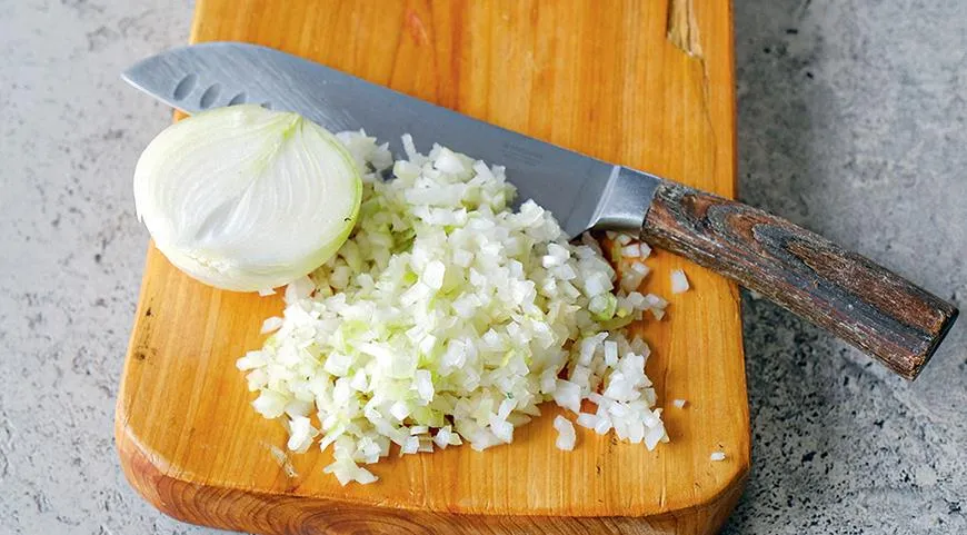 Лук для кебаба можно мелко нарезать ножом или измельчить в кухонном комбайне