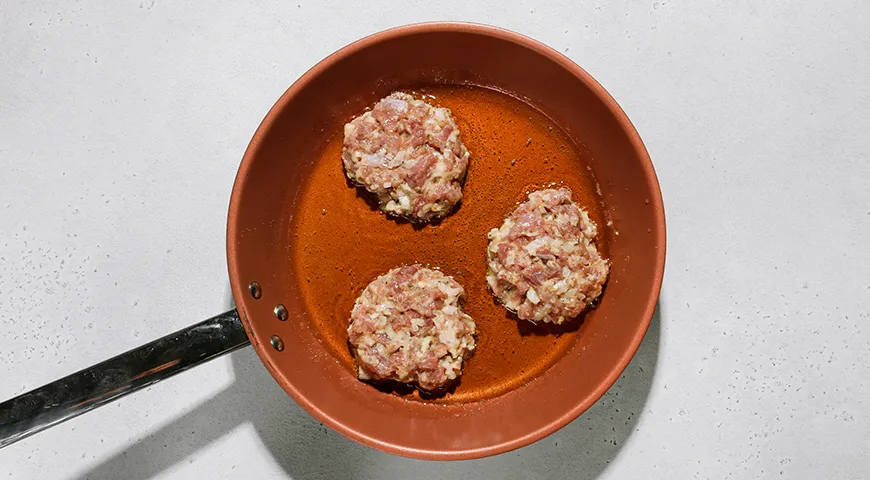 Рубленые котлеты из индейки на сковороде