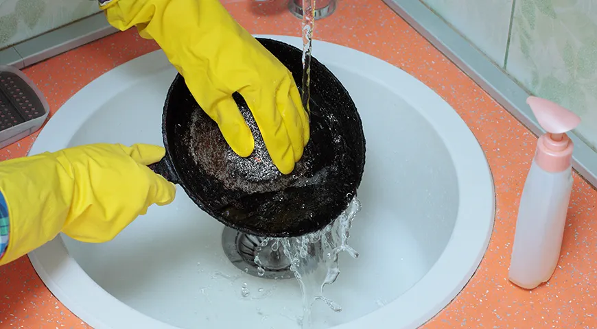 Мыть чугунную сковородку следует горячей водой, без агрессивных моющих средств и длительного замачивания