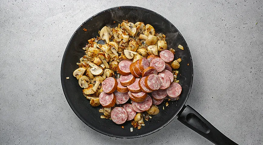 Грибное рагу с краковской колбасой