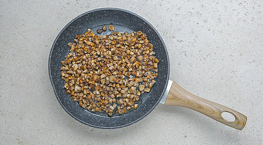 Блинная улитка с ветчиной и грибами