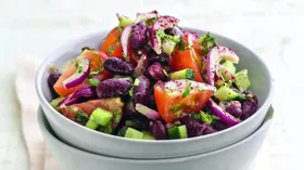 Эта ошибка в приготовлении салата делает из него «калорийную бомбу»