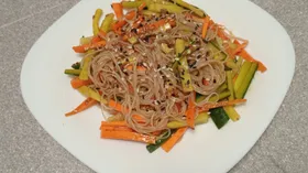 Салат с фунчозой и овощами