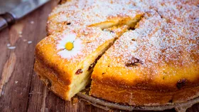Шарлотка с изюмом
