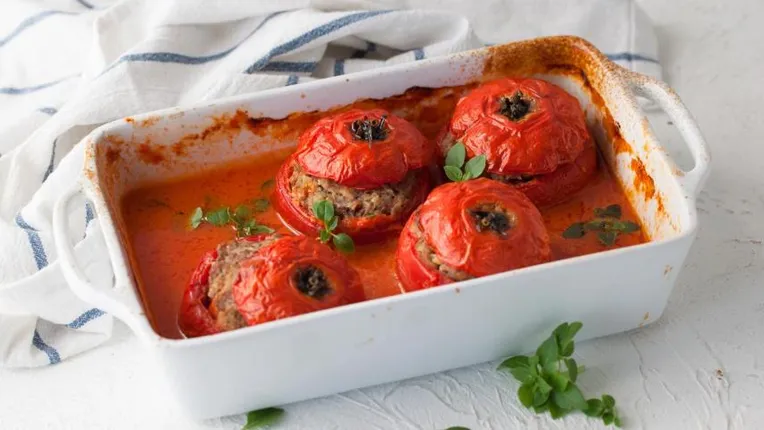 Рецепт сытной картошки с фаршем, помидорами и сыром в духовке. Читайте на hb-crm.ru