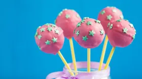 Кейкпопсы с миндальной мукой в клубничной глазури