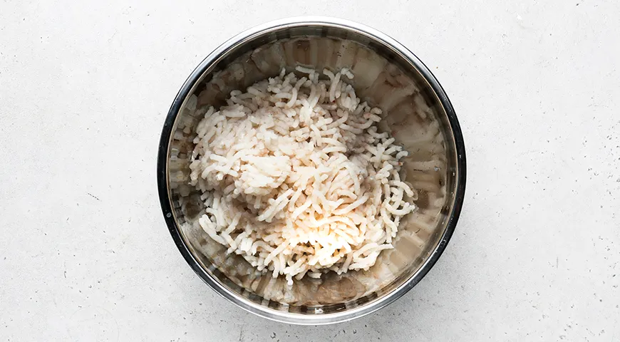 Рыбные тефтели с рисом в томатном соусе в духовке