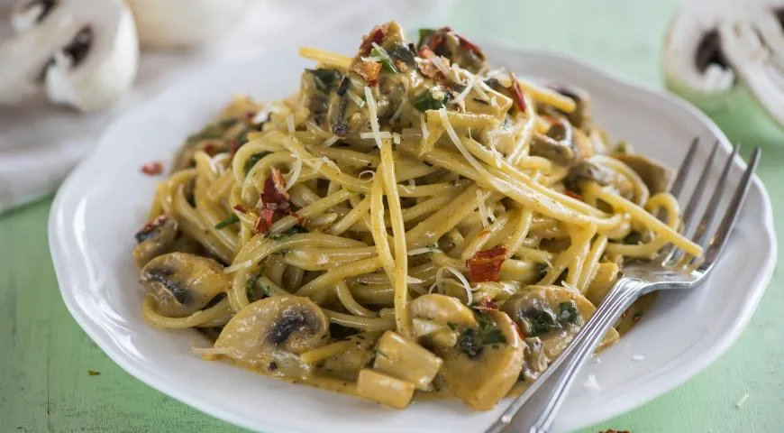Спагетти с грибами и сливочным соусом