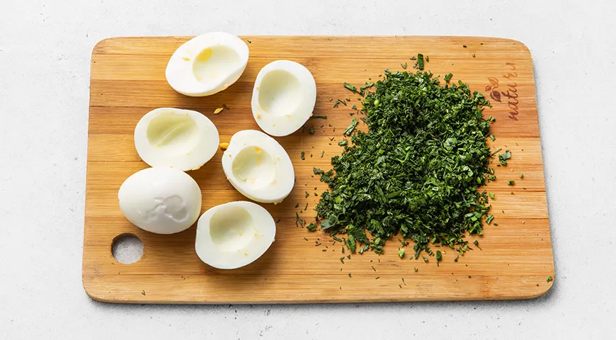 Яйца, фаршированные шпротами