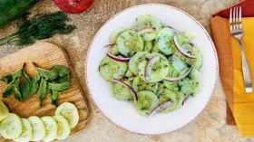 Салат из огурцов и зелени