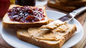 Что приготовить с арахисовой пастой: от сытного тоста до потрясающего супа