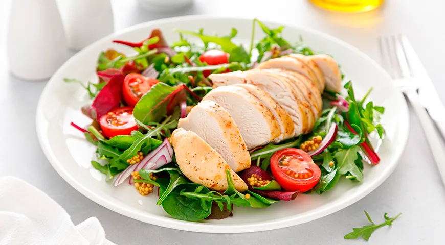 Обед для злаковой диеты: куриные грудки с овощным салатом и пшёнкой