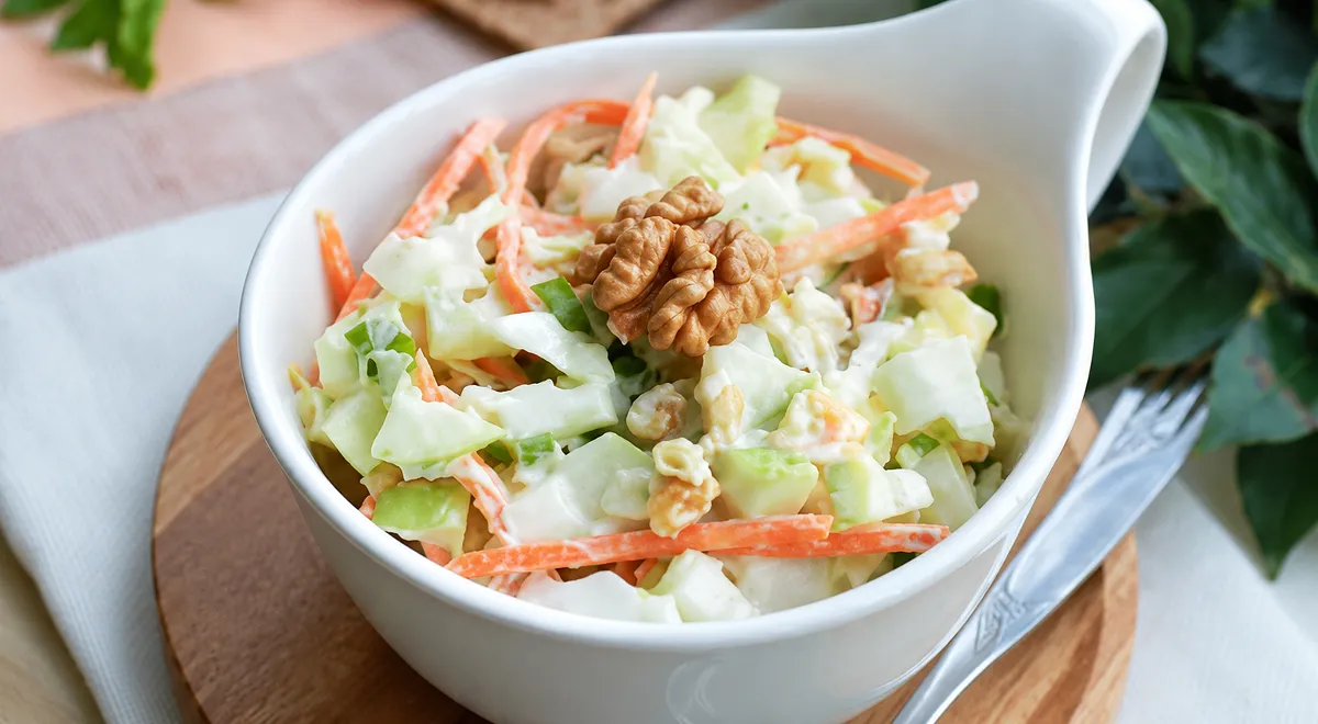 Капустный салат с яблоками, грушами и грецкими орехами