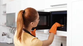 Как быстро очистить микроволновку? Проверены 2 метода, но «победителем» оказался только один