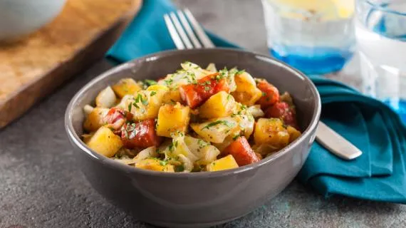 Быстрое рагу с капустой и картофелем