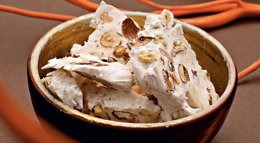 Шоколадная нуга с миндалем и яичными белками