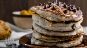 Модный рецепт: шоколадно-банановые оладьи и кофе от Хейли Бибер