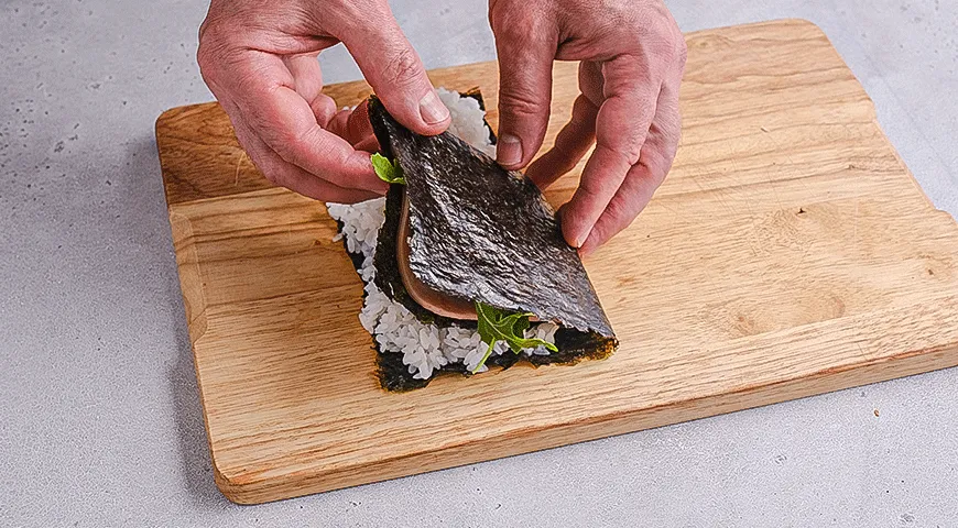 Онигиразу с сыром и ветчиной