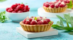 Пирожное «Корзиночка» с малиной