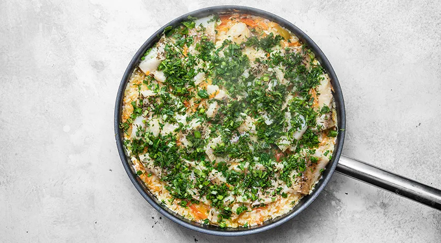 Минтай с рисом и овощами на сковороде