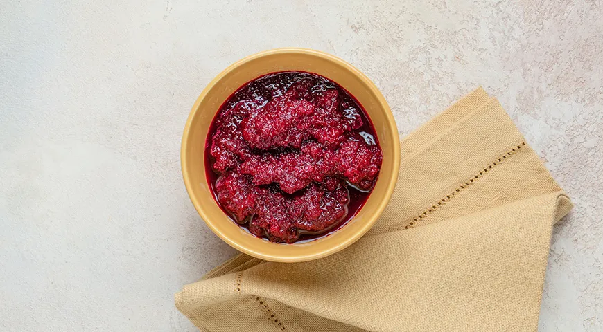 Свекольные блинчики с курицей и салатом из авокадо