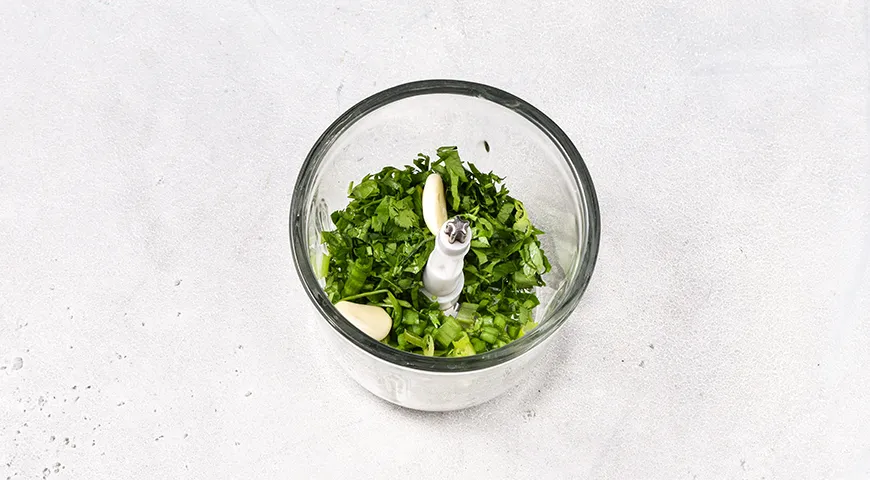 Куриные рулетики с плавленым сыром и зеленью на сковороде