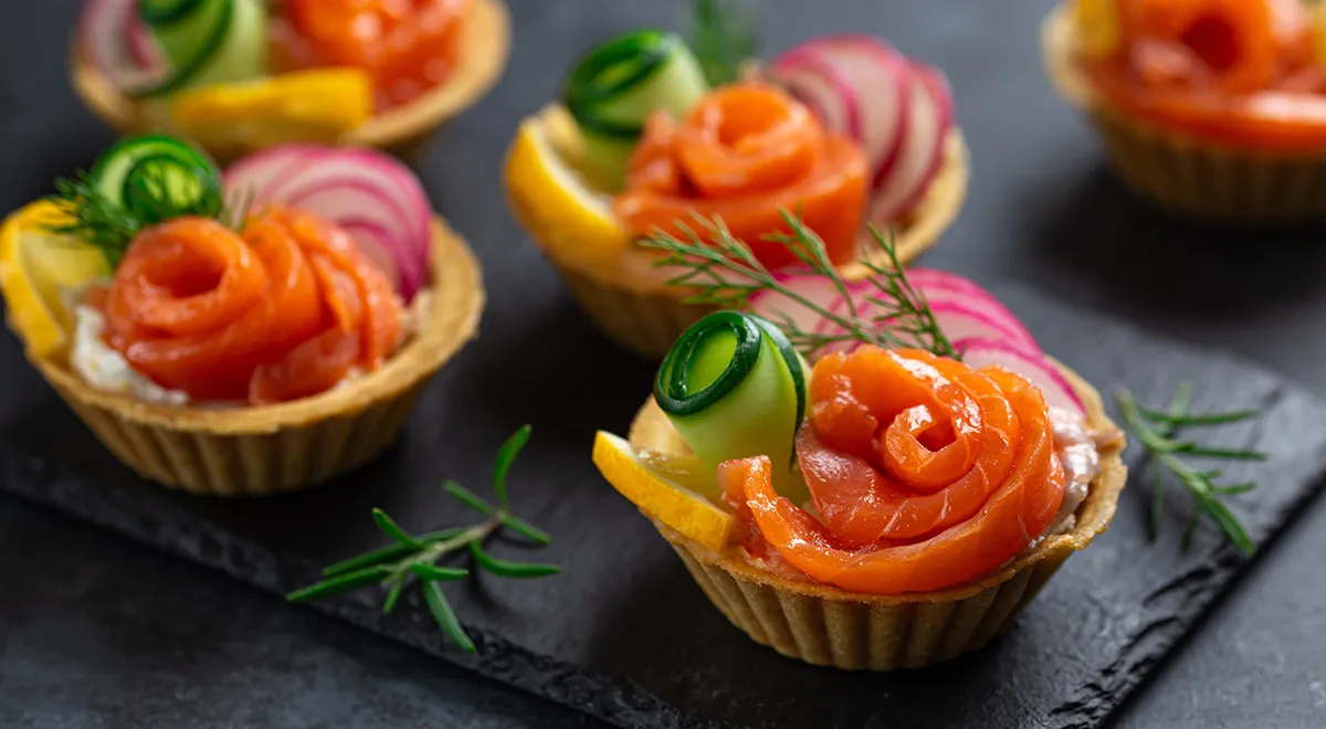 Тарталетки с красной рыбой