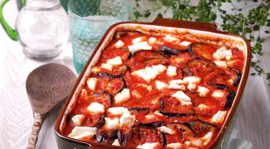Рецепт баклажанов, запеченных в томатном соусе с фетой и моцареллой